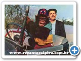 Mazzaropi com o macaco Isidoro em Beto Ronca Ferro - 1970