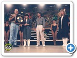 Cleyton e Cristiane recebendo Disco de Ouro no Clube do Bolinha