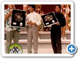 Leandro e Leonardo recebendo Disco de Ouro no Clube do Bolinha em 1989
