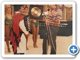 Moraezinho recebendo Disco de Ouro no Programa Clube do Bolinha