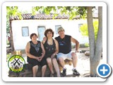 Fernando Basso com Nair e Alexia em frente a casa onde nasceu Tio Carreiro
