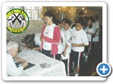 Nh Chico autografando para os alunos do SESI