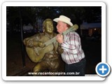 Ramiro Vila ao lado do Monumento de Raul Torres em Botucatu - 2014