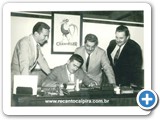 Mrio Zan em 1958, assinando contrato com a Chantecler, com Alfredo Corleto, Palmeira e Teddy Vieira