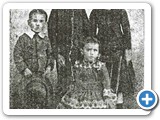 Zequinha de Abreu, aos 10 anos, ao p ao centro, entre irmos